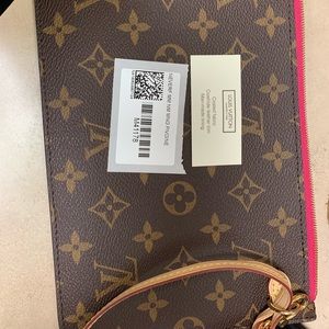 Louis Vuitton neverfull wristlet
